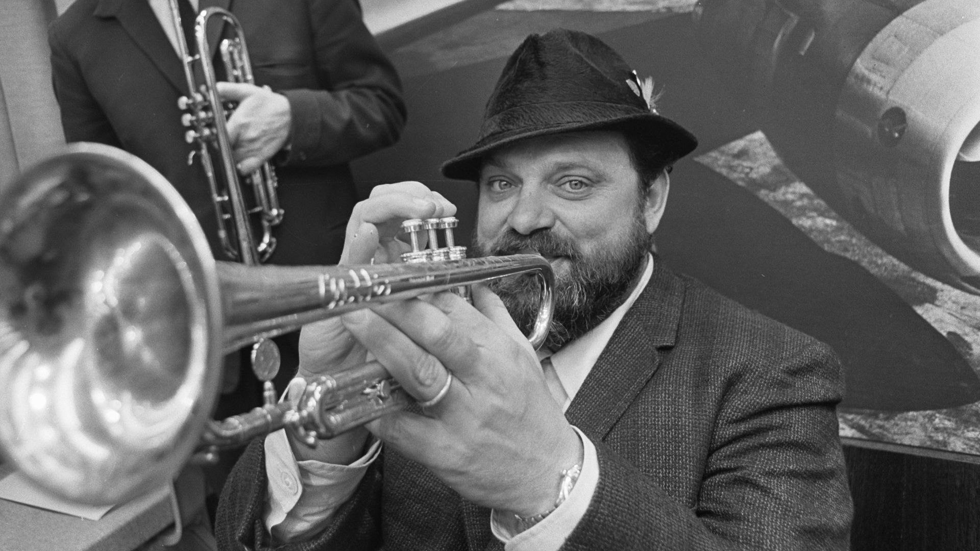Collectie / Archief : Fotocollectie Anefo
Reportage / Serie : Amerikaanse trompetist en bandleider Al Hirt op Schiphol
Beschrijving : aankomst en vertrek, musici, potretten, Hirt, Al
Datum : 28 september 1966
Locatie : Noord-Holland, Schiphol
Trefwoorden 