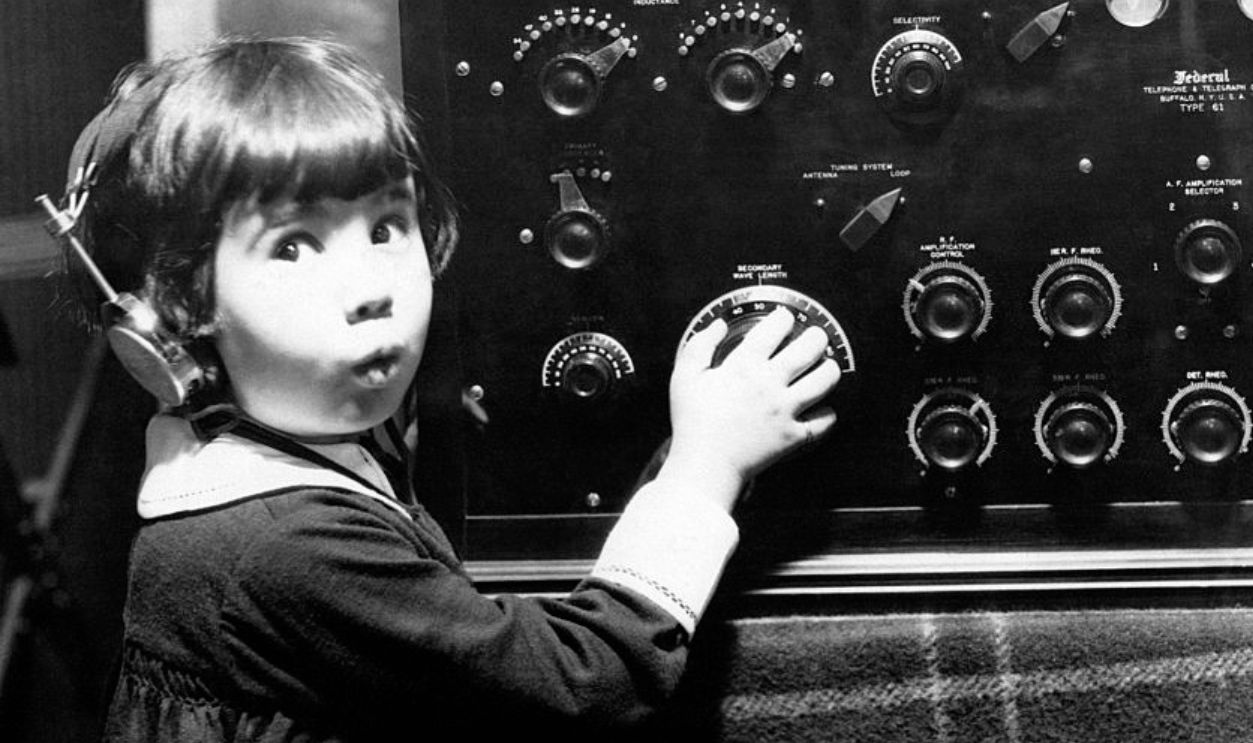 La jeune actrice Baby Peggy écoutant du jazz à la radio, aux Etats-Unis circa 1920.