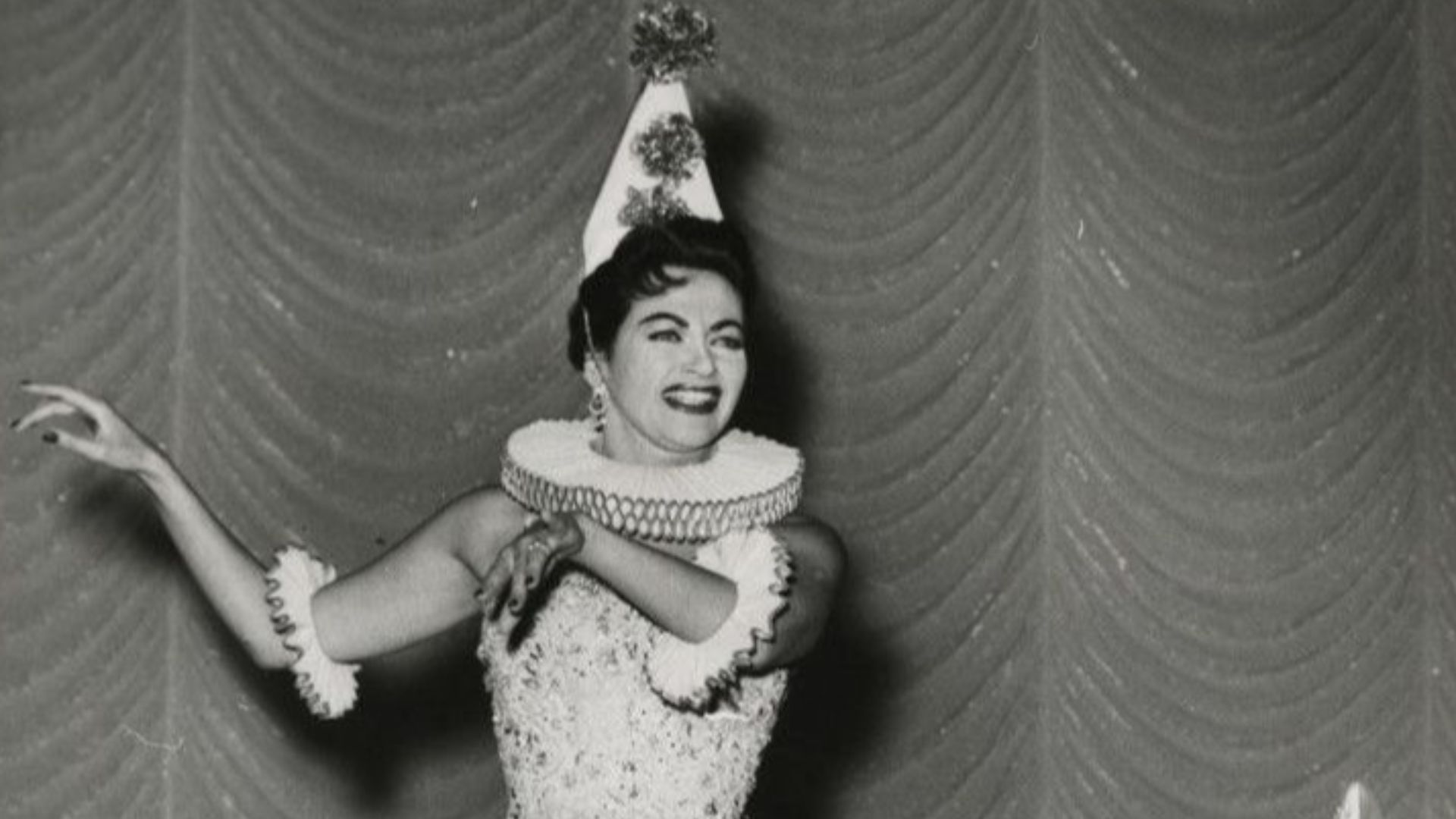 Yvonne De Carlo performing in Las Vegas, 1959