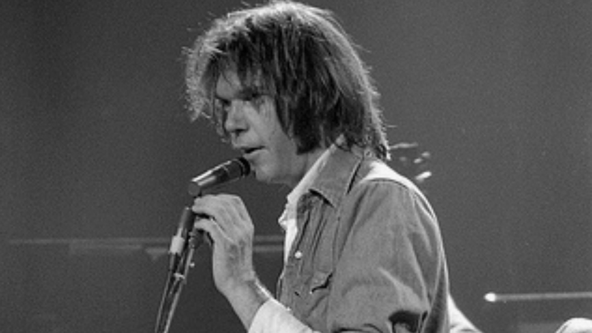 * Neil Young singing at a concert November 9, 1976, in Austin, Texas.
© 1976 Mark Estabrook. Submitted to Wiki by copyright holder: Mark Estabrook.