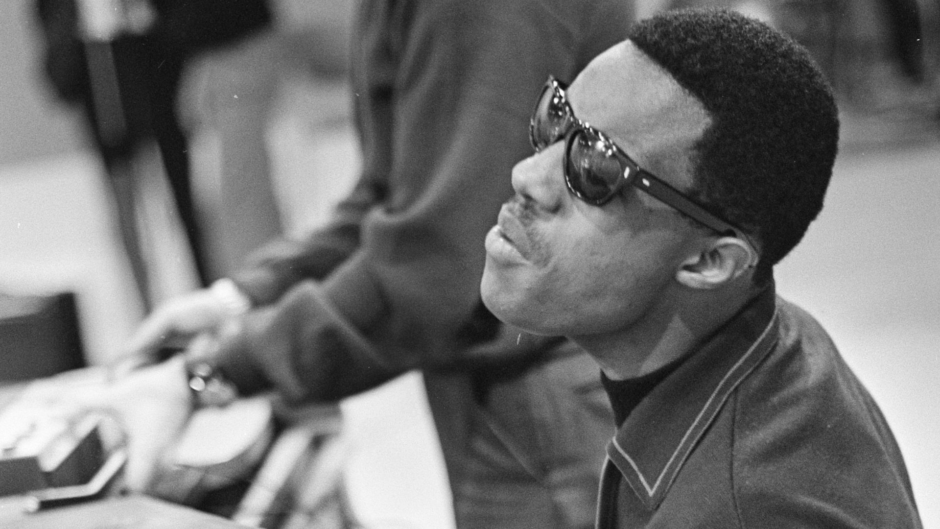 Stevie Wonder (zanger) voor TROS-TV. Stevie Wonder tijdens repetitie.