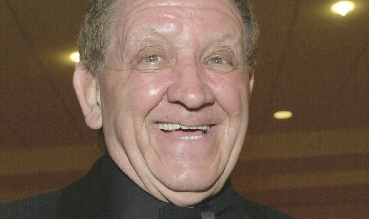 386220 15: Actor George Lindsey, recipient of the "Hall of Fame Award for Television," arrives at the Producers Guild of America 12th Annual Golden Laurel Awards March 3, 2001 at the Century Plaza Hotel in Century City, CA.