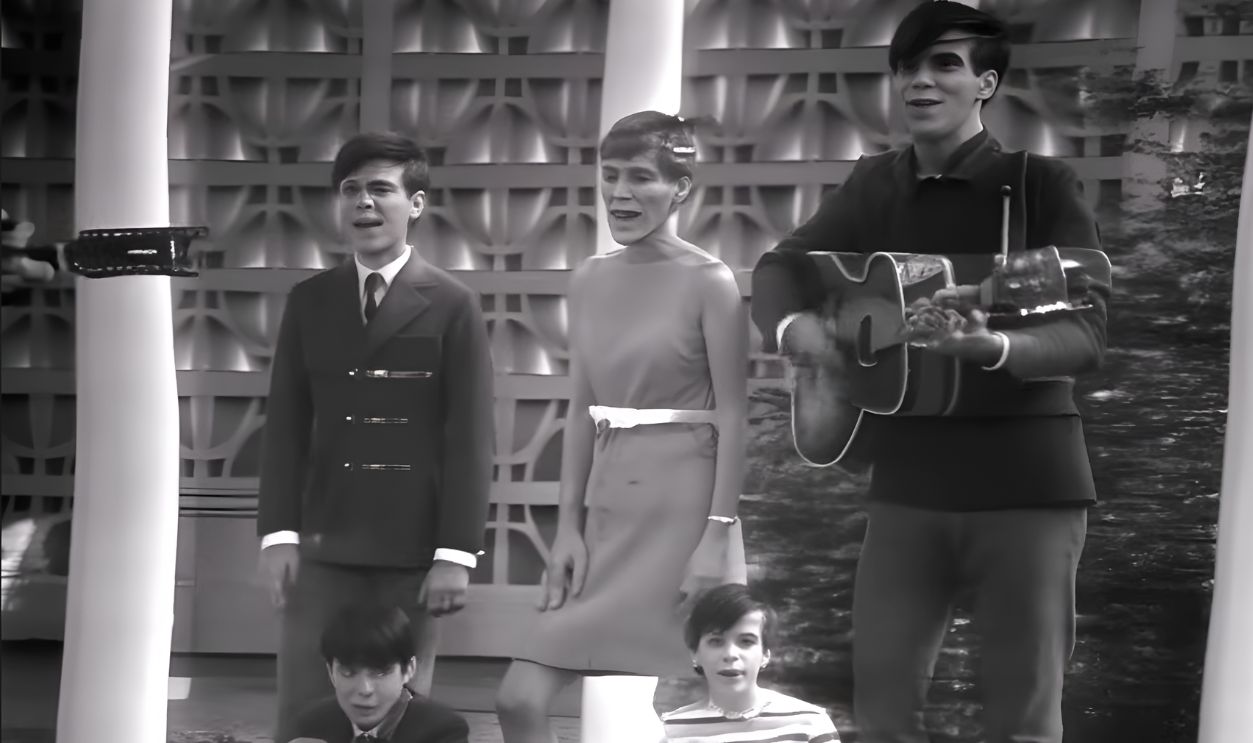 Screenshot from The Rain, the Park & Other Things (1967)