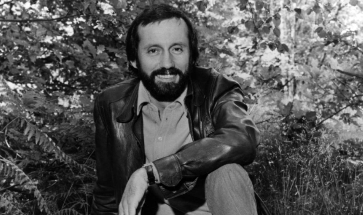 UNSPECIFIED - JANUARY 01: Photo of Ray STEVENS; Posed, sitting in a forest, 
