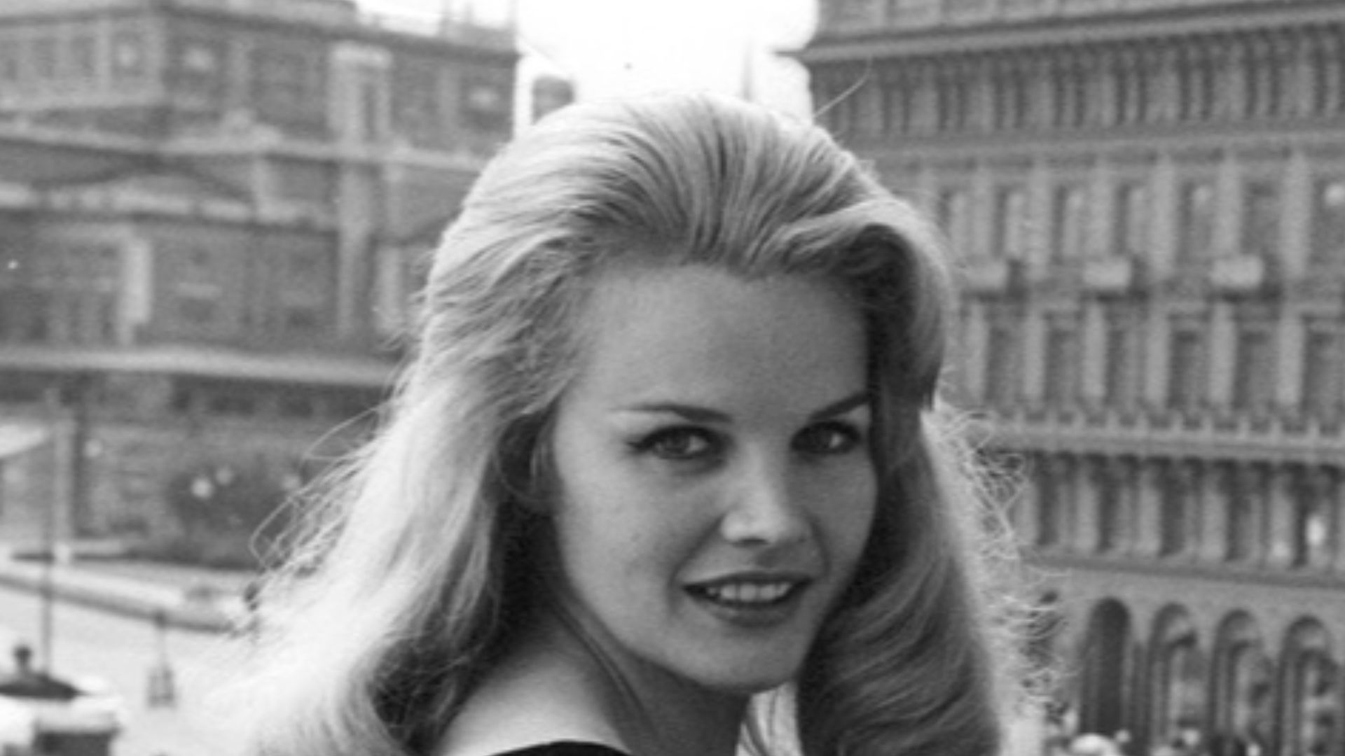 Carroll Baker, den amerikanska filmstjärnan som för några år sedan hade ett knallgenombrott som Tennesee Williamshjältinnan Baby Doll, den infantila dockhustrun, som hela filmen igenom mest sög på tummen, anlände på måndagen tillsammans med man regissören