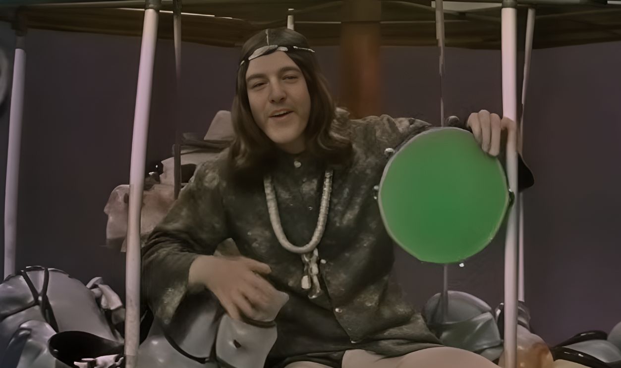 Screenshot from Green Tambourine (1968) 