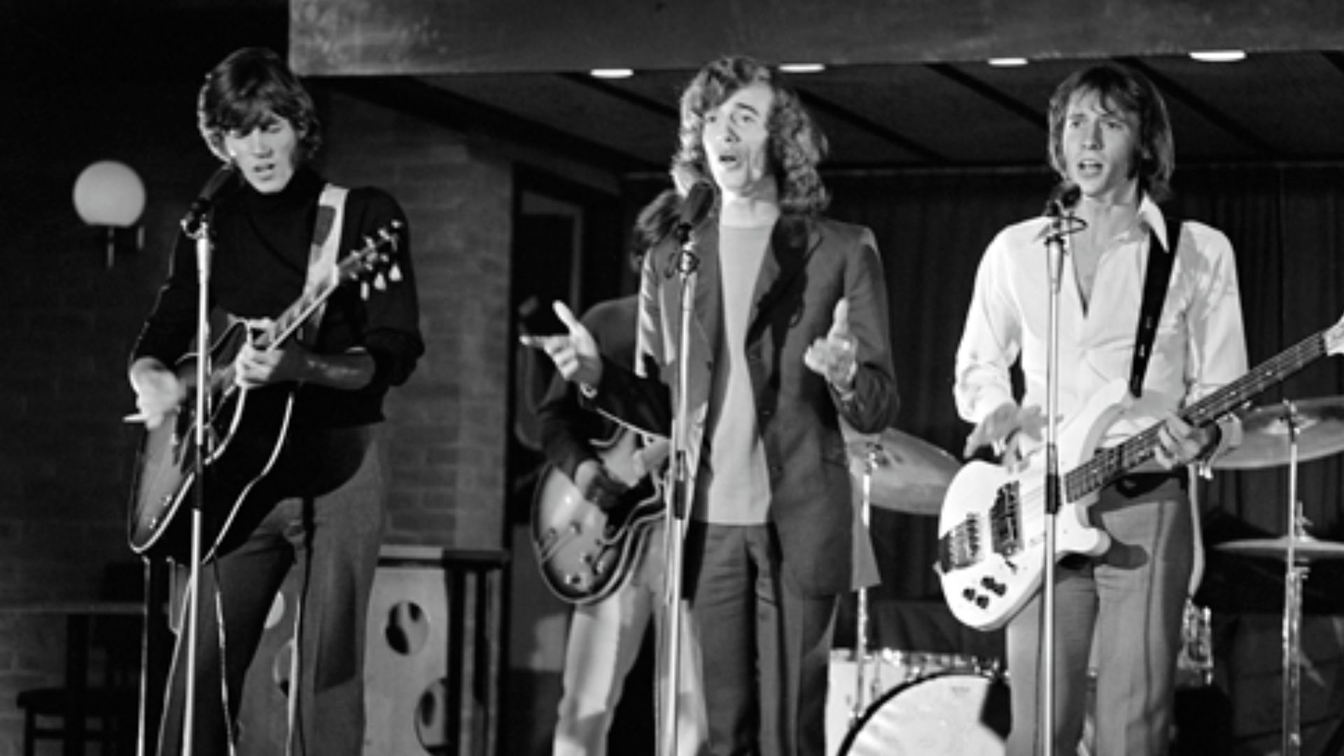 The Bee Gees in Dutch television show Twien (1968). From left to right: Barry, Robin, & Maurice Gibb