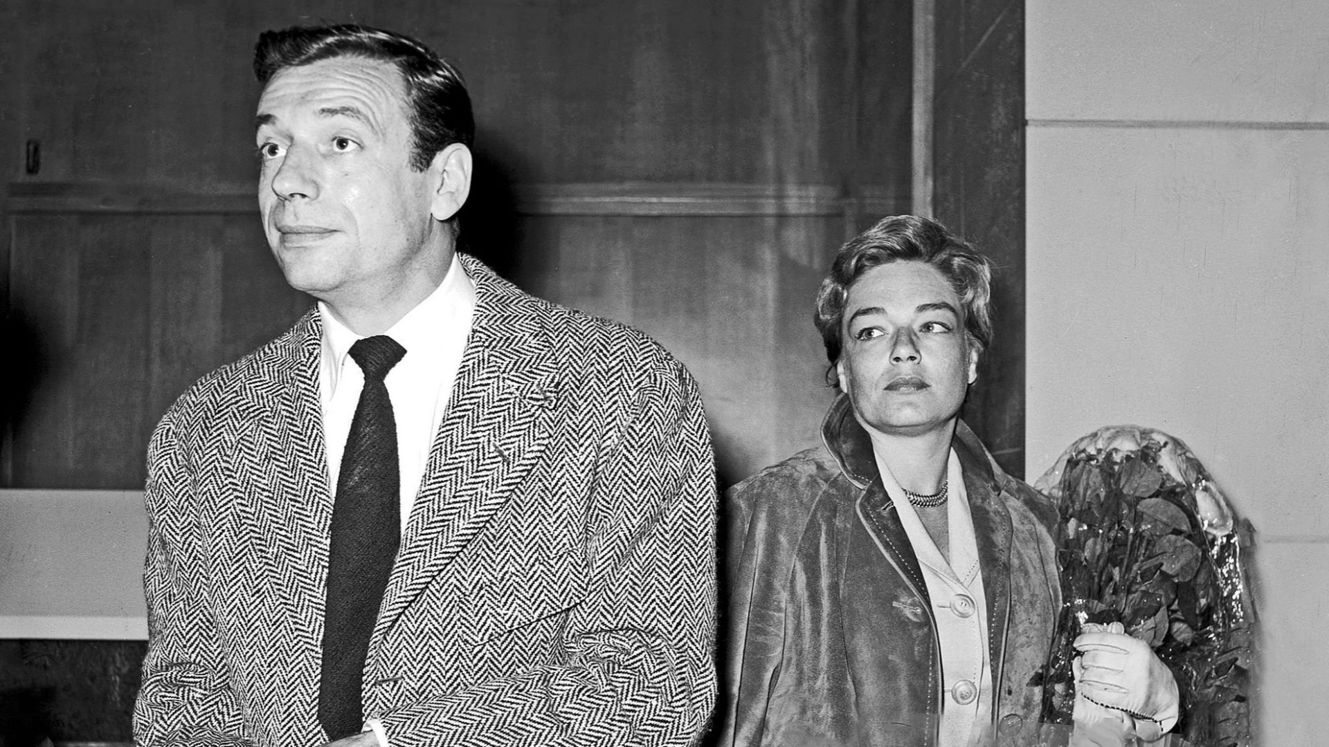 Italian-born French actor and singer Yves Montand (Ivo Livi) and his wife, French actress Simone Signoret, arriving at Ciampino airport. Ciampino (Rome), 1958.