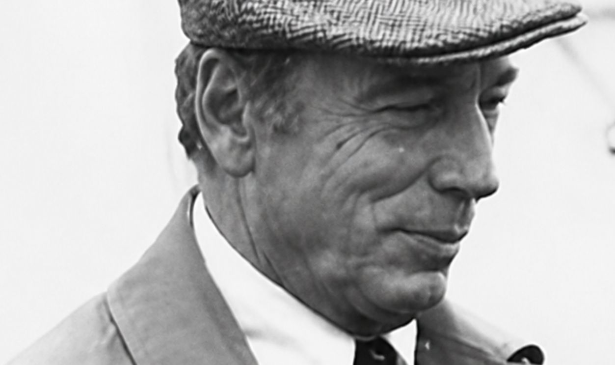 Yves Montand arrives in Bourges before his recital at the Printemps de Bourges festival (April 1982)
