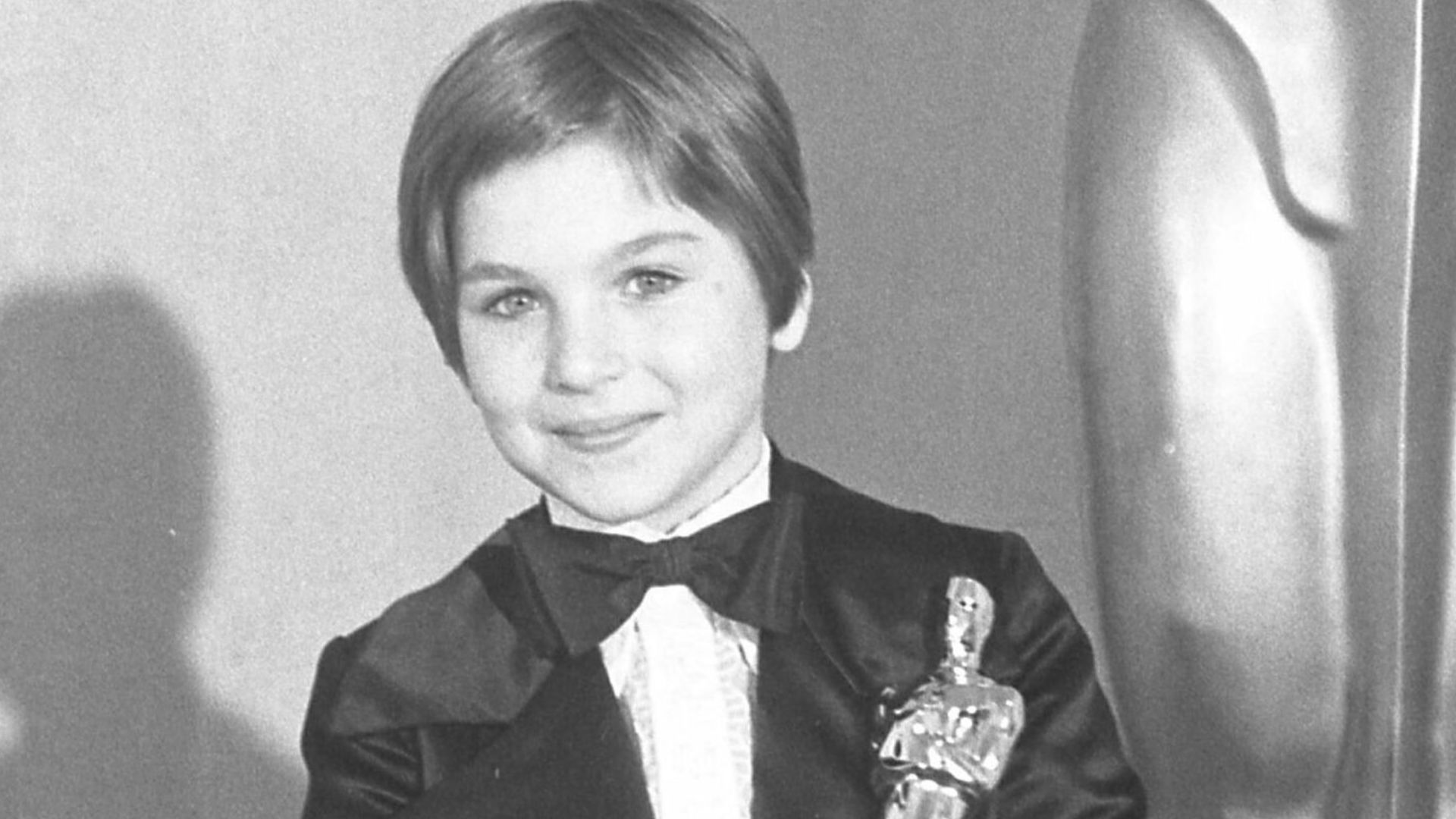 Tatum O'Neal, holding her Oscar for