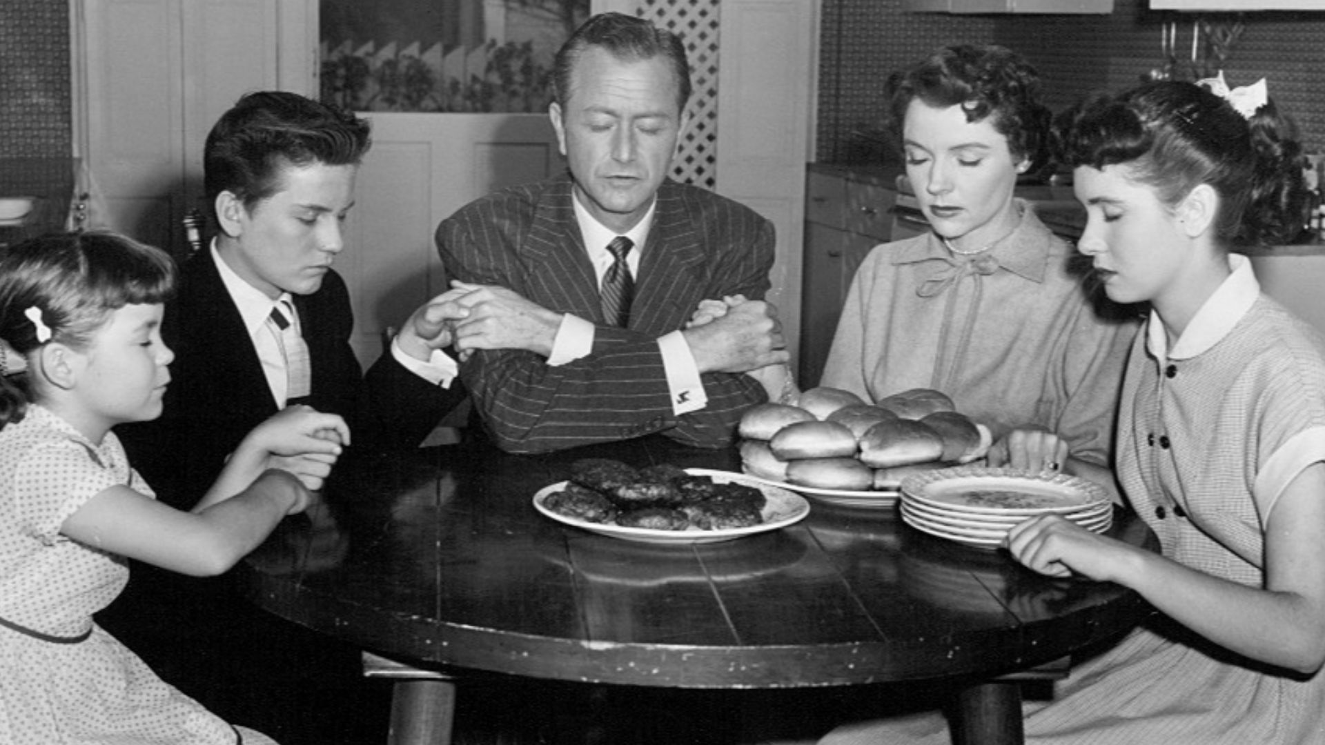Photo of the Andersons at Thanksgiving from the television program Father Knows Best.  Fro left-Lauren Chapin, Billy Gray, Robert Young, Jane Wyatt and Elinor Donahue.