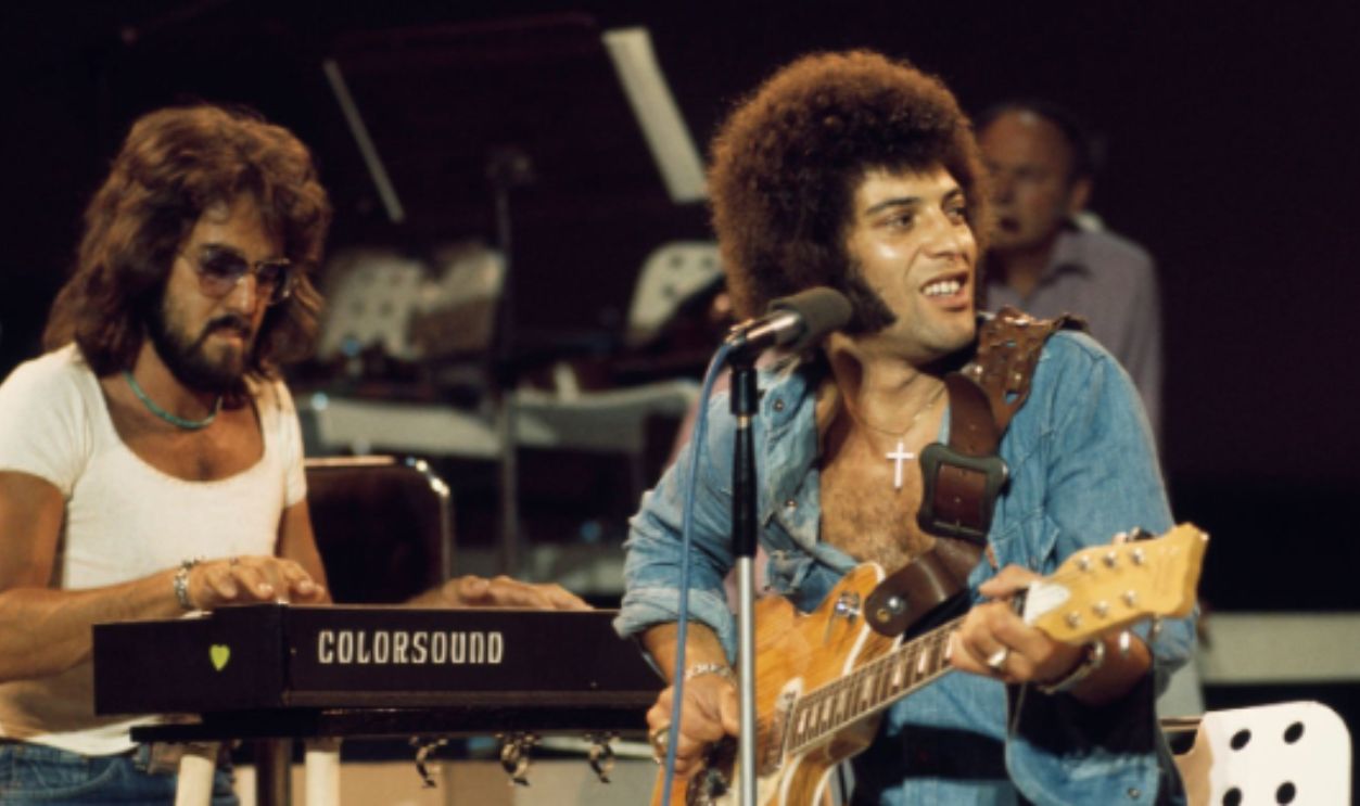 Ray Dorset, British guitarist and singer-songwriter, during a live stage performance with his band, Mungo Jerry, circa 1970.