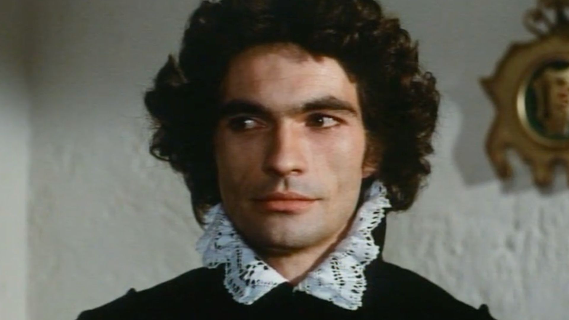 Luc Merenda in una scena del film Le monache di Sant'Arcangelo (1973), girato in Italia