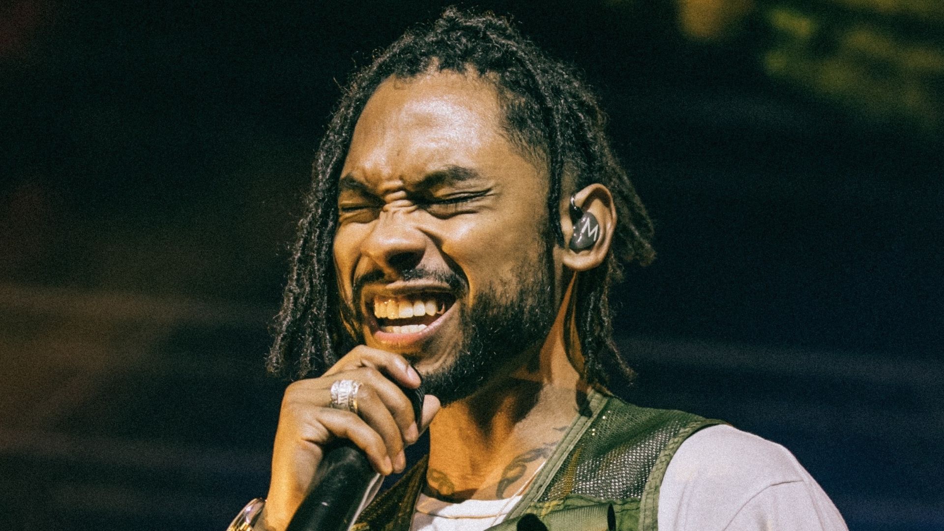Miguel performing in September 2017