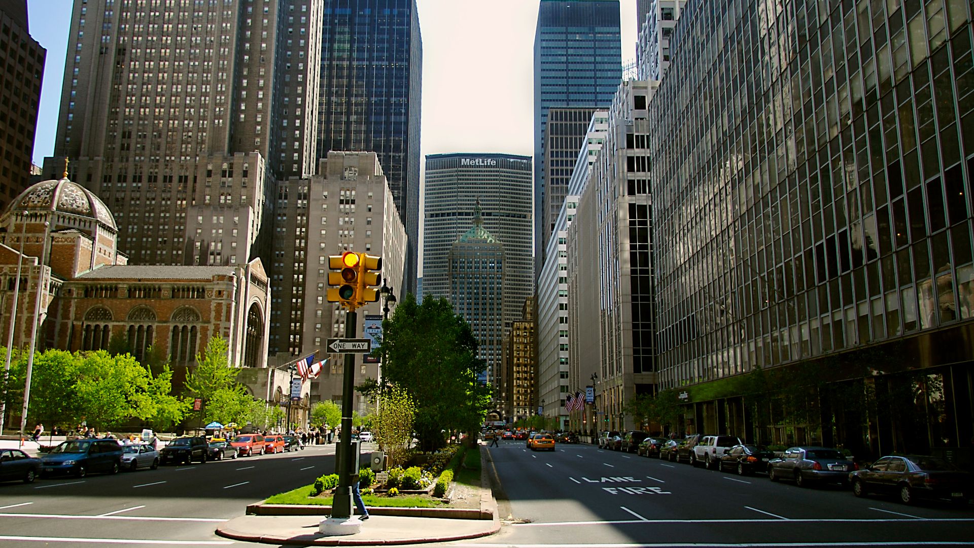 Park Avenue (Manhattan). Looking south toward the MetLife Building from the 52nd Street intersection.