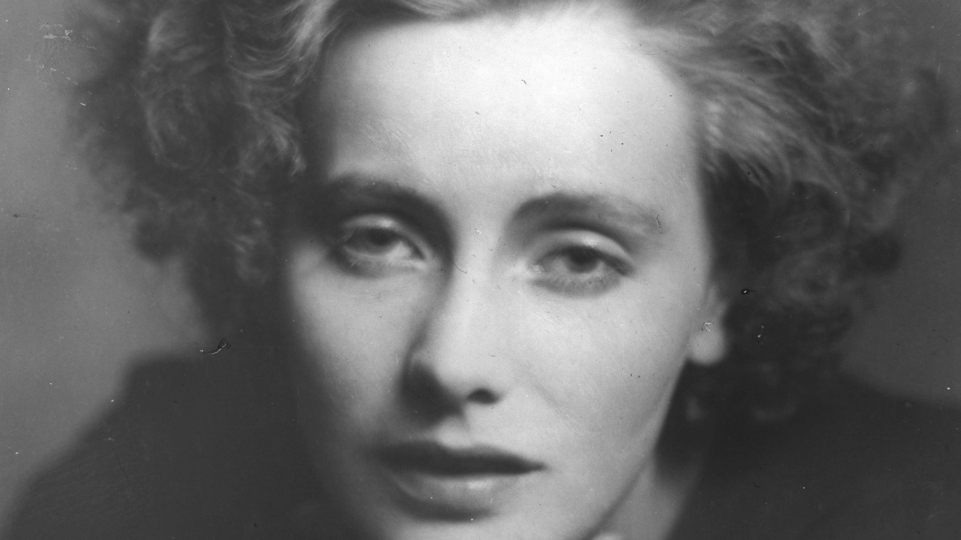 Title: Portrait photograph of Greta Garbo
Abstract/medium: Genthe, Arnold, 1869-1942.

Physical description: 1 slide :