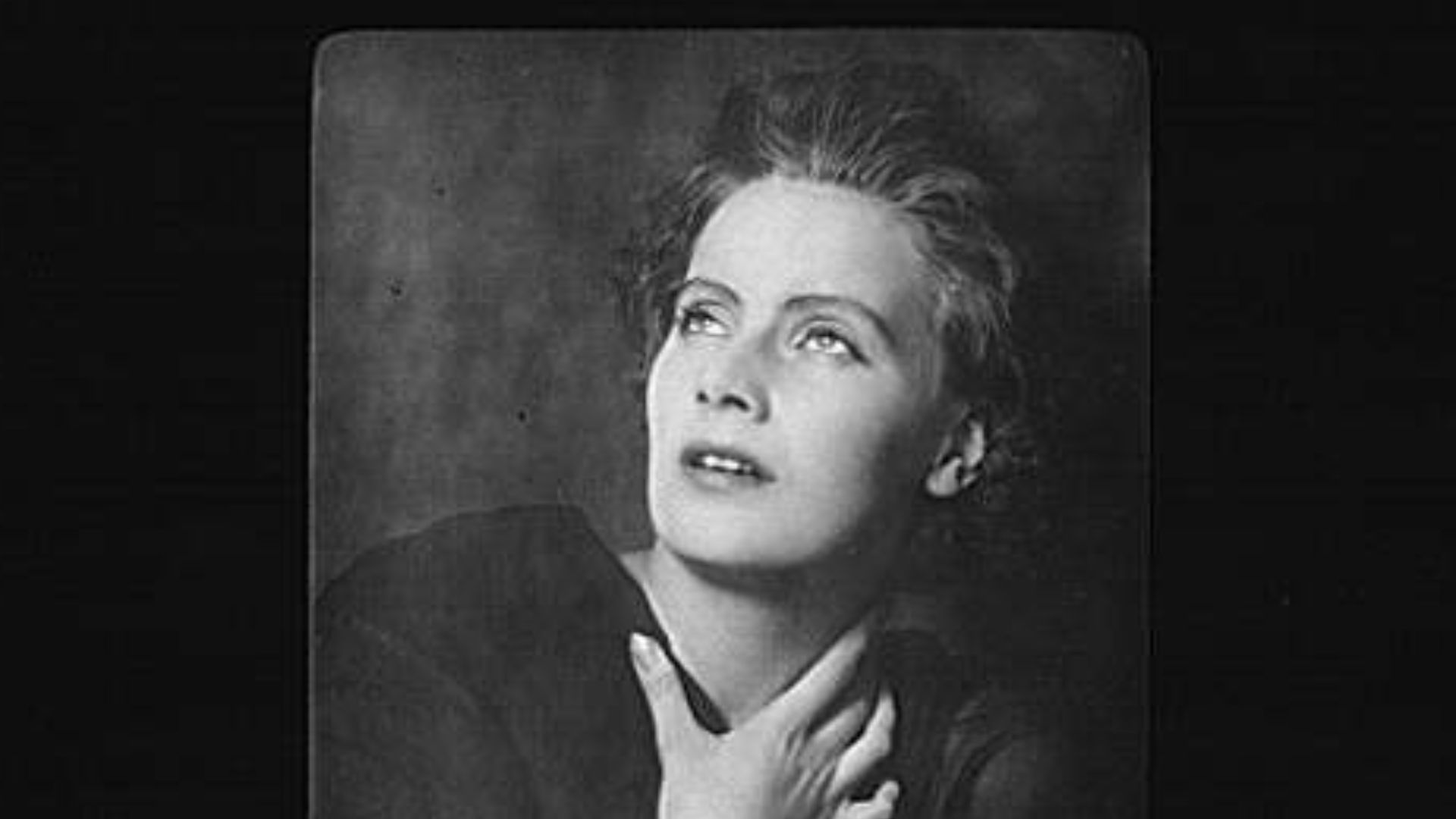 Title: Portrait photograph of Greta Garbo
Abstract/medium: Genthe, Arnold, 1869-1942.

Physical description: 1 slide :