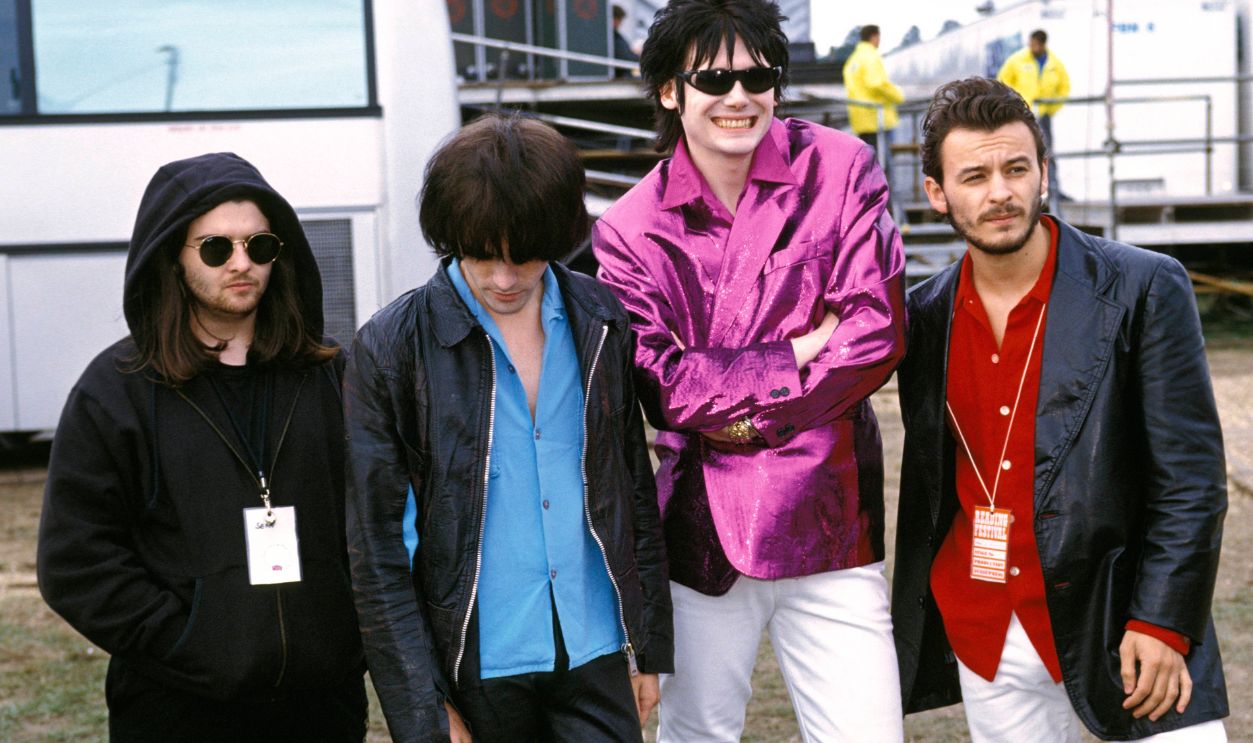UNITED KINGDOM - AUGUST 29: READING FESTIVAL Photo of MANIC STREET PREACHERS and Richey EDWARDS and Nicky WIRE and Sean MOORE and James Dean BRADFIELD, L-R: Sean Moore, Richey Edwards, Nicky Wire, James Dean Bradfield - posed, group shot, backstage