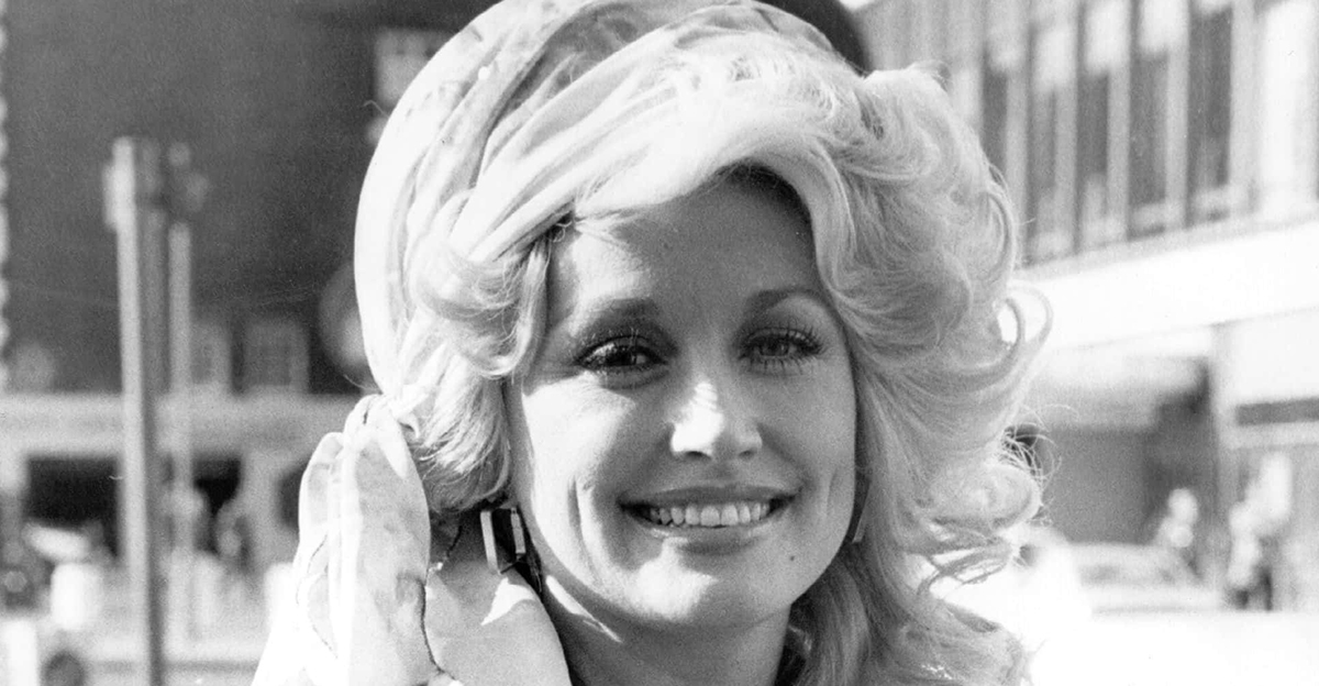 20th May 1977: Country music queen Dolly Parton is back in London after performing at the King's Theatre, Glasgow, at a Scottish Royal Jubilee Television Special in the presence of the Queen, she now commences on a tour of Britain and the continent. (Photo by Keystone/Getty Images)