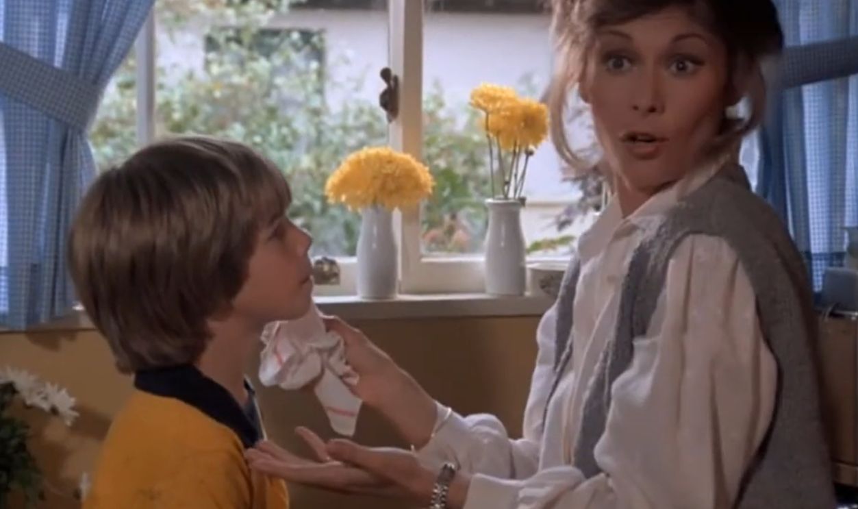 Screenshot from Scarecrow and Mrs. King, CBS (1983–1987)