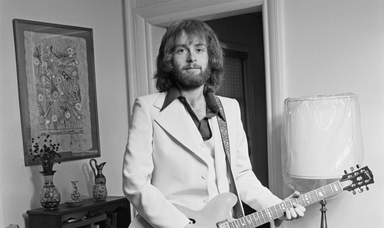 BROOKLYN, USA - 29th MARCH: American singer and songwriter Henry Gross (ex Sha Na Na) posed with guitar in Brooklyn, New York on 29th March 1975. 