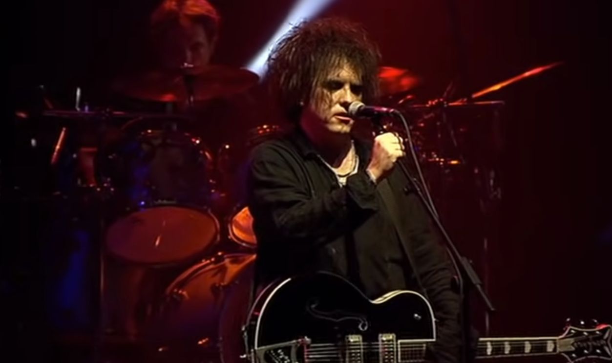 Screenshot from Bloodflowers (2000)