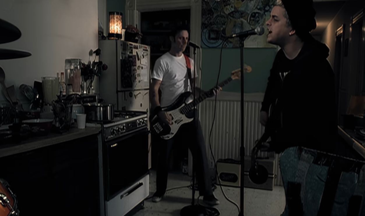 Screenshot from Warning (2000)