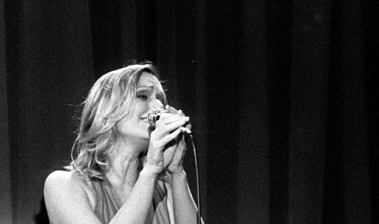 Sally Kellerman performs onstage during the opening of her engagement at Studio 1 in Los Angeles, California, on May 4, 1976.