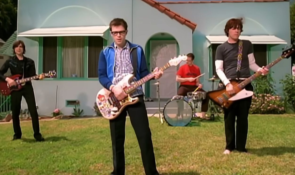 Screenshot from Island in the Sun (2001)
