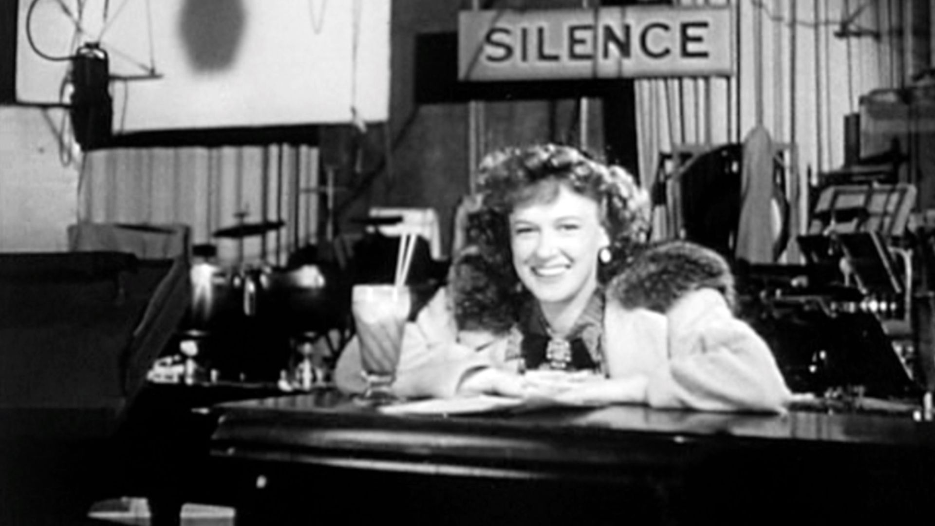 Screenshot of en:Dorothy Comingore from the Citizen Kane trailer