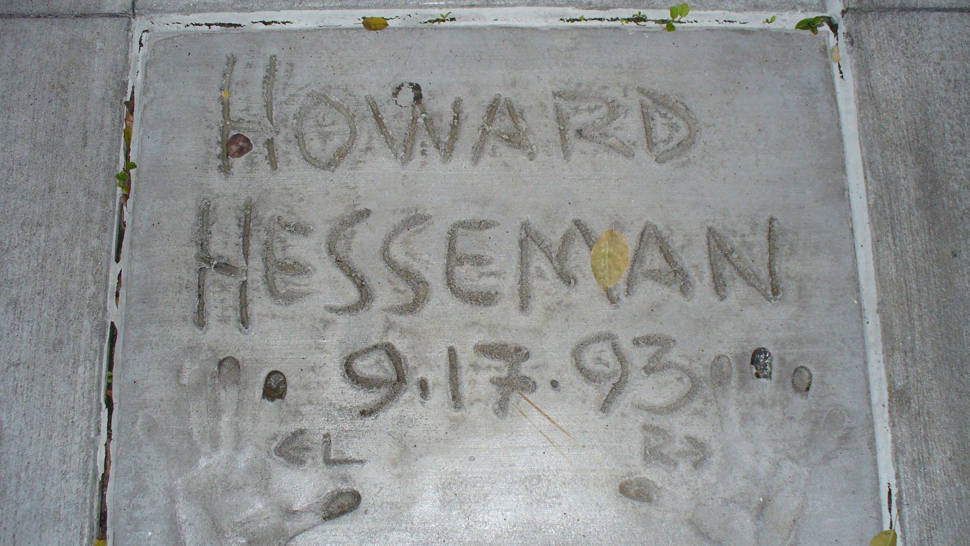 File:Howard Hesseman (handprints in cement).jpg