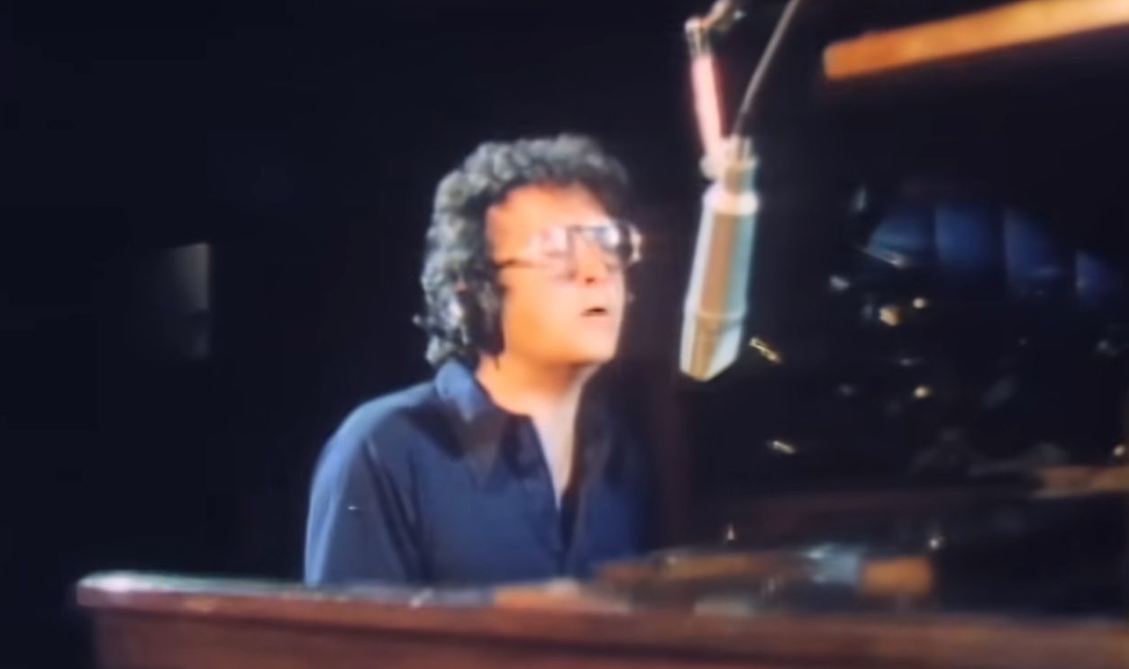 Screenshot from Short People, Warner Bros. Records (1977)