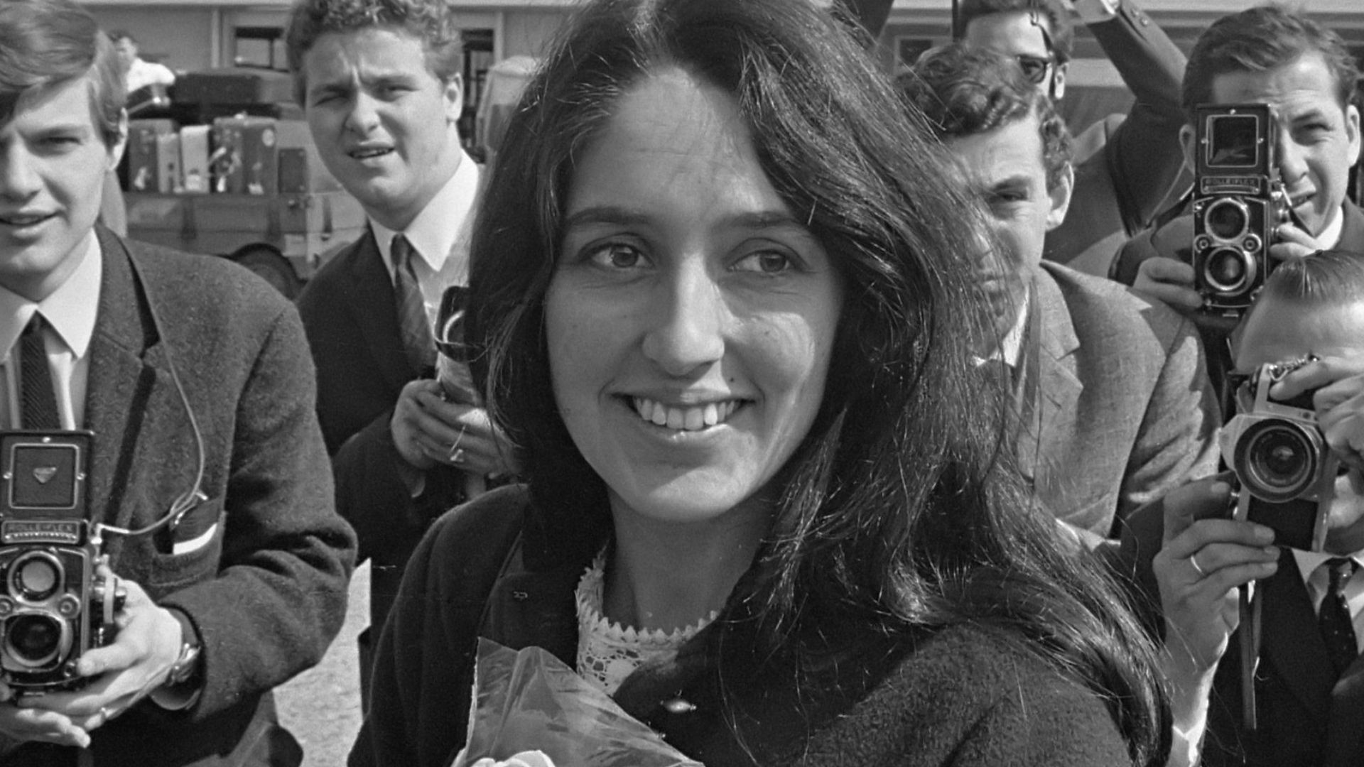 Joan Baez , Amerikaanse zangeres, aankomst op Schiphol
26 april 1966