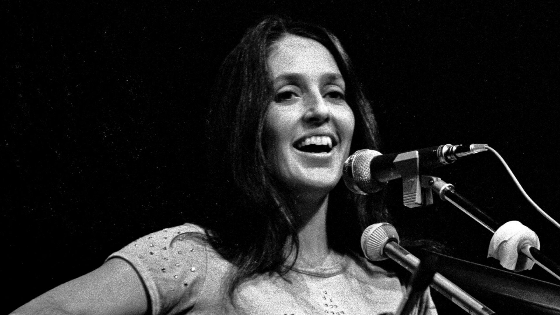 Joan Baez in Hamburg cropped