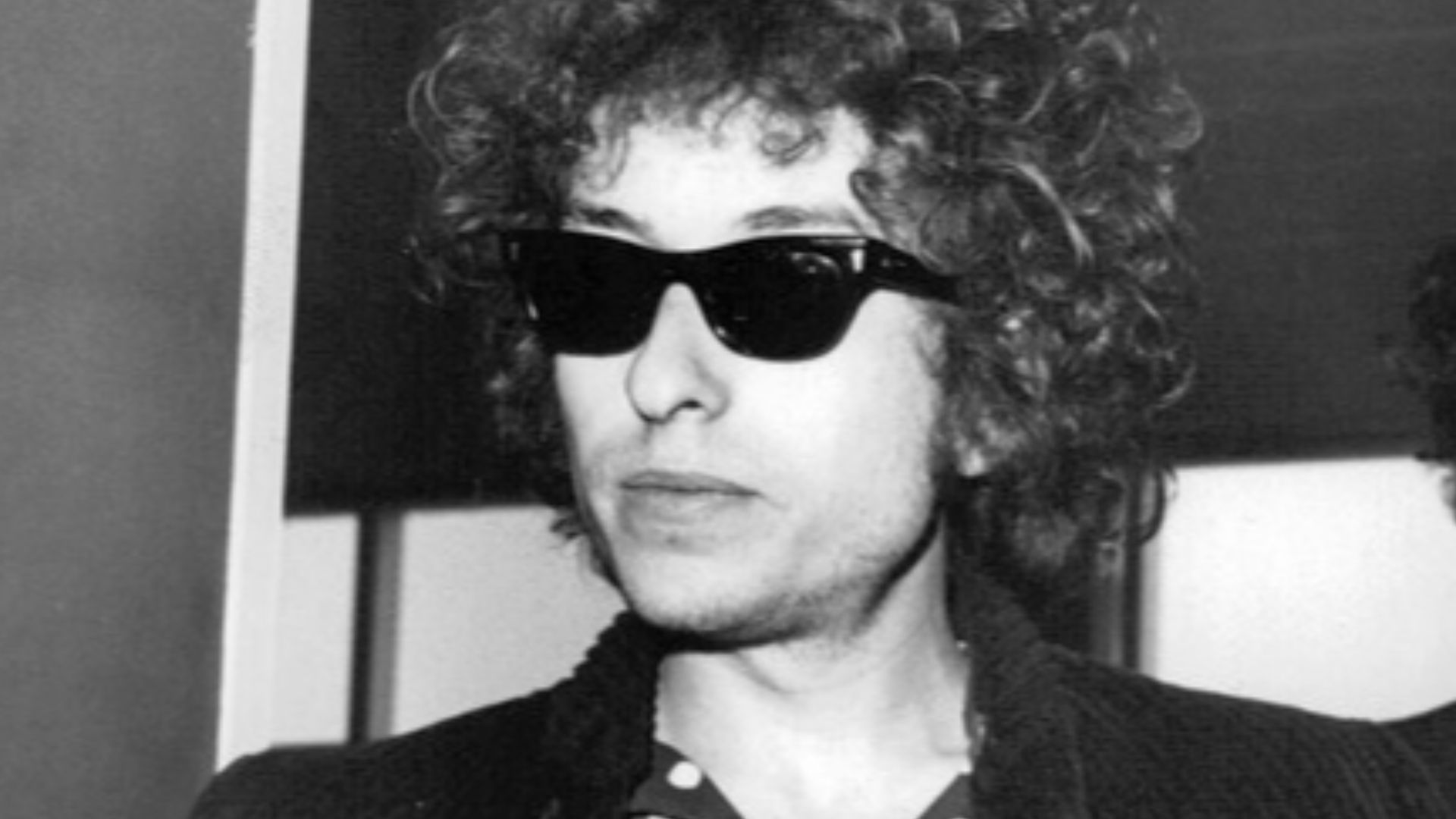 Bob Dylan kom till Arlanda på onsdagseftermiddagen. Här ses han med tourmanager Victor Maymudes och Robbie Robertson, en av sina medmusikanter.Ett av de dyraste artistbesöken i Sverige har inletts: på onsdagseftermiddagen kom den världsberömda amerikanska