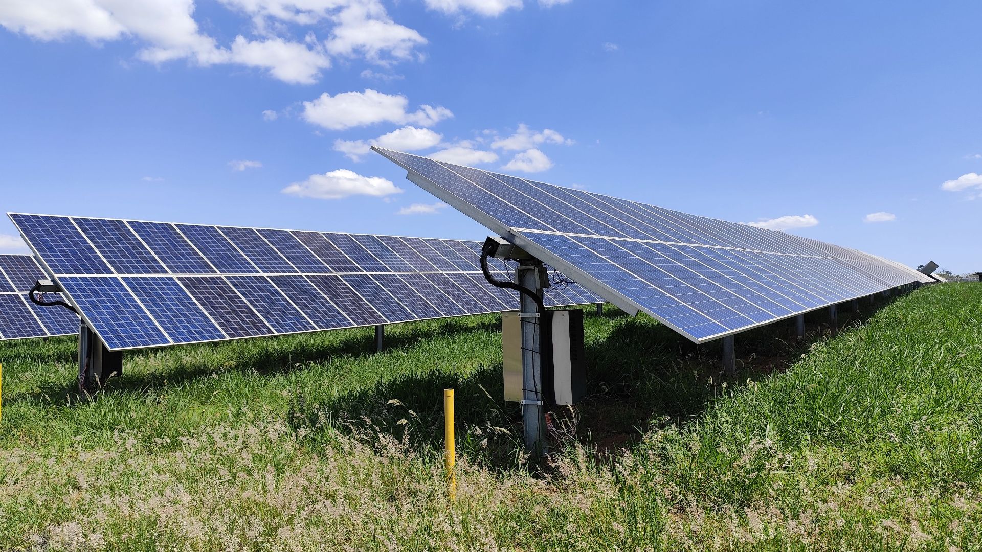 Solar panel array in Uberlândia, Brazil capturing sunlight on a clear day.