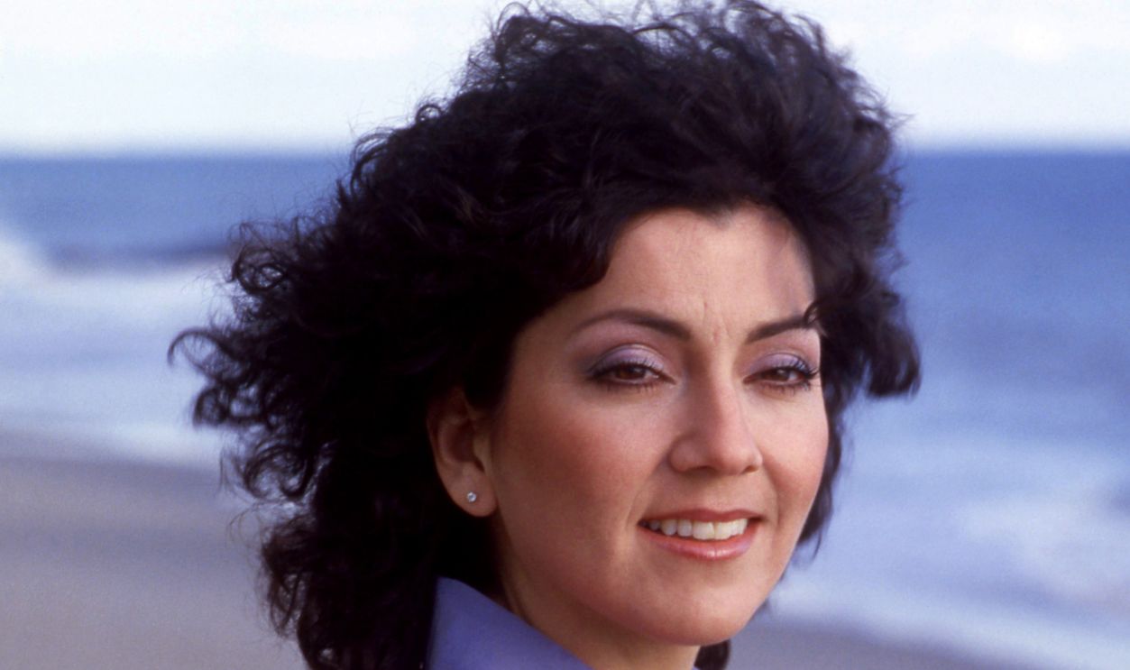 America actress Joyce DeWitt poses for a portrait at the beach circa 1980 in Los Angeles, California.