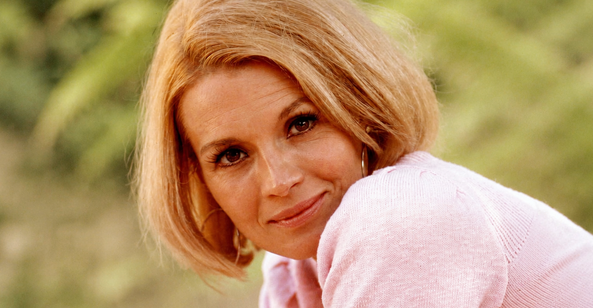 Headshot of Angie Dickinson, US actress, circa 1970. 