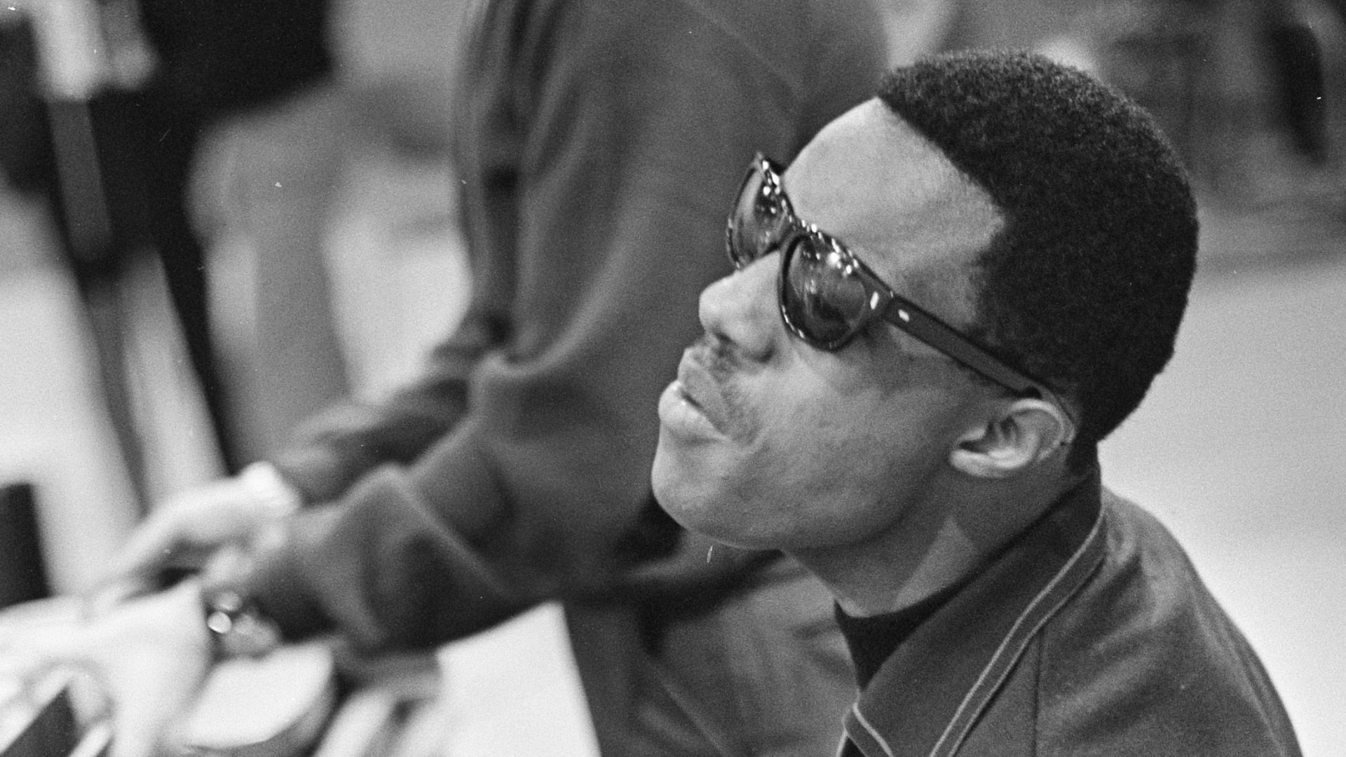 Stevie Wonder (zanger) voor TROS-TV. Stevie Wonder tijdens repetitie.