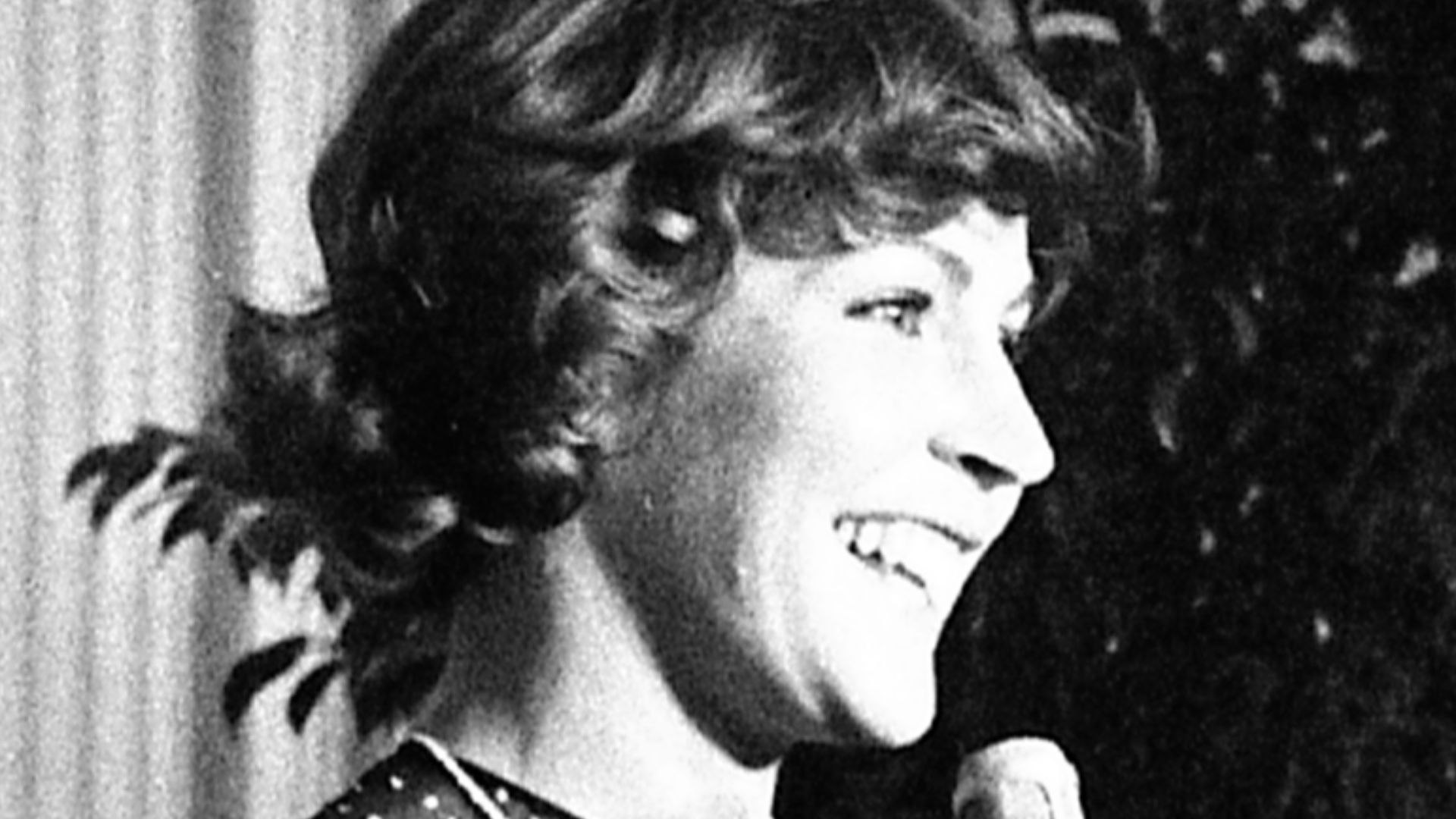1976, January 27 – East Room – The White House – Washington, DC – Carol Burnett, Helen Reddy – standing on stage, singing – State Visit of Israeli Prime Minister&Mrs. Yitzhak Rabin-State Dinner-Entertainment (metadata)