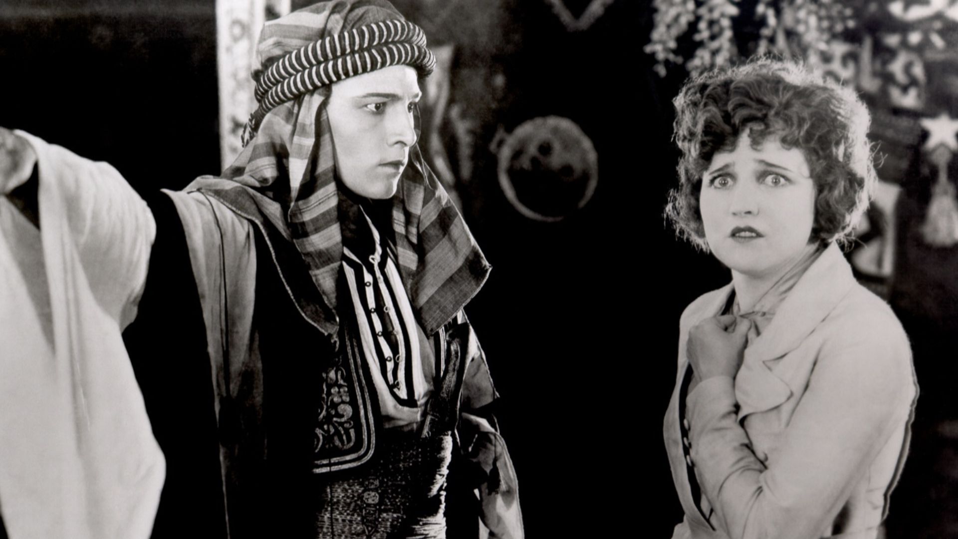 Rudolph Valentino et Agnes Ayres dans Le Cheik.