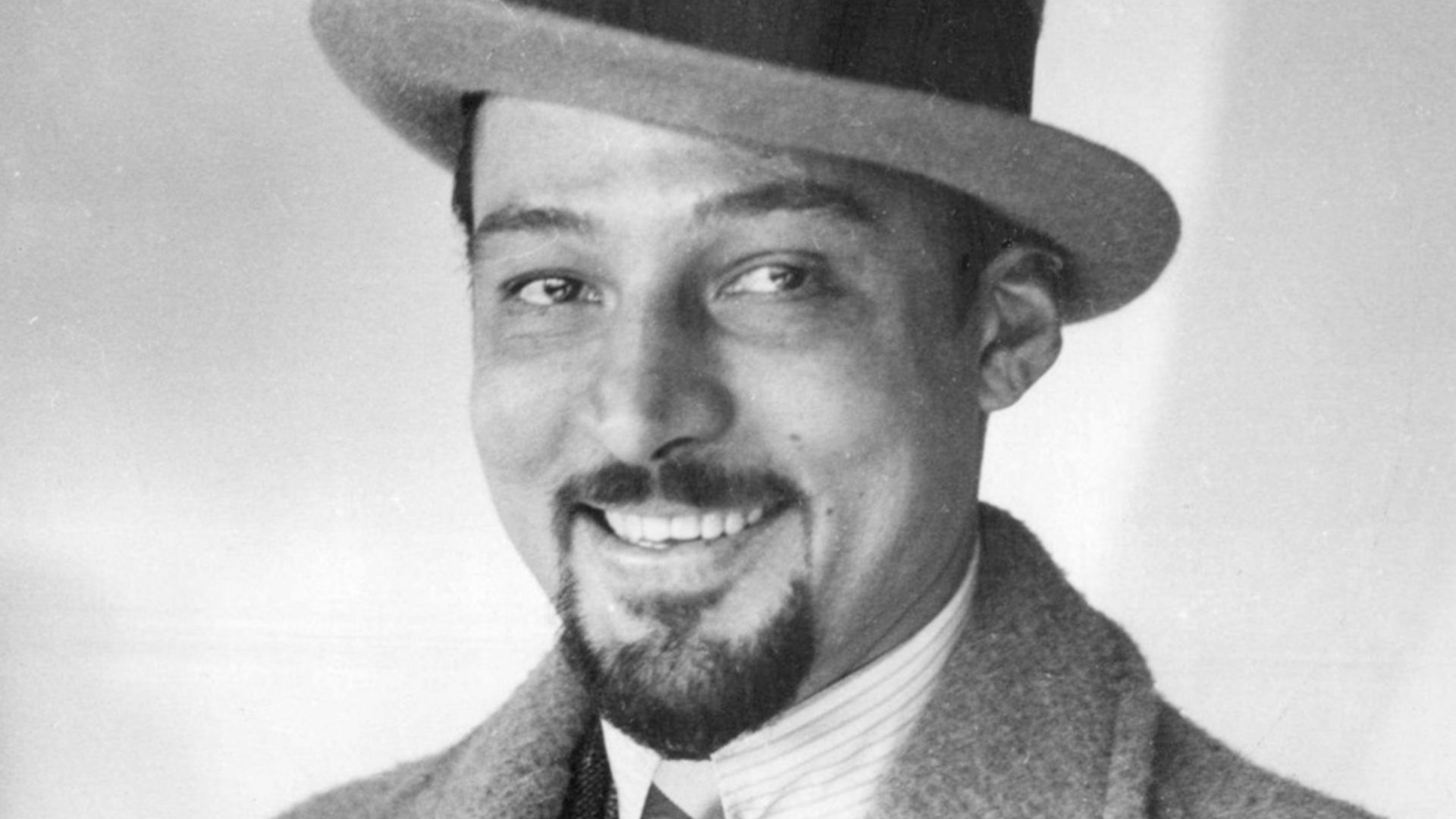 Photo of Rudolph Valentino with a beard.