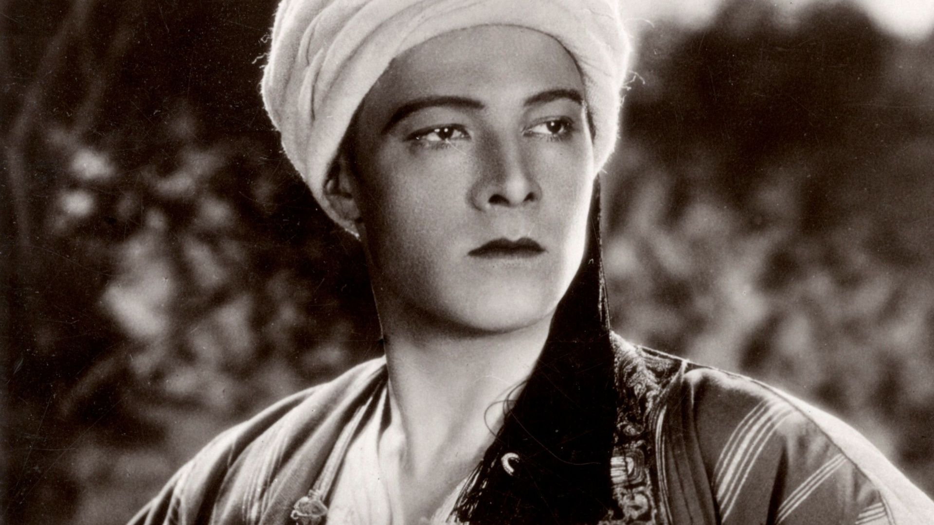 Omschrijving: Filmster Rudolf Valentino in Arabische outfit, jaren '20.