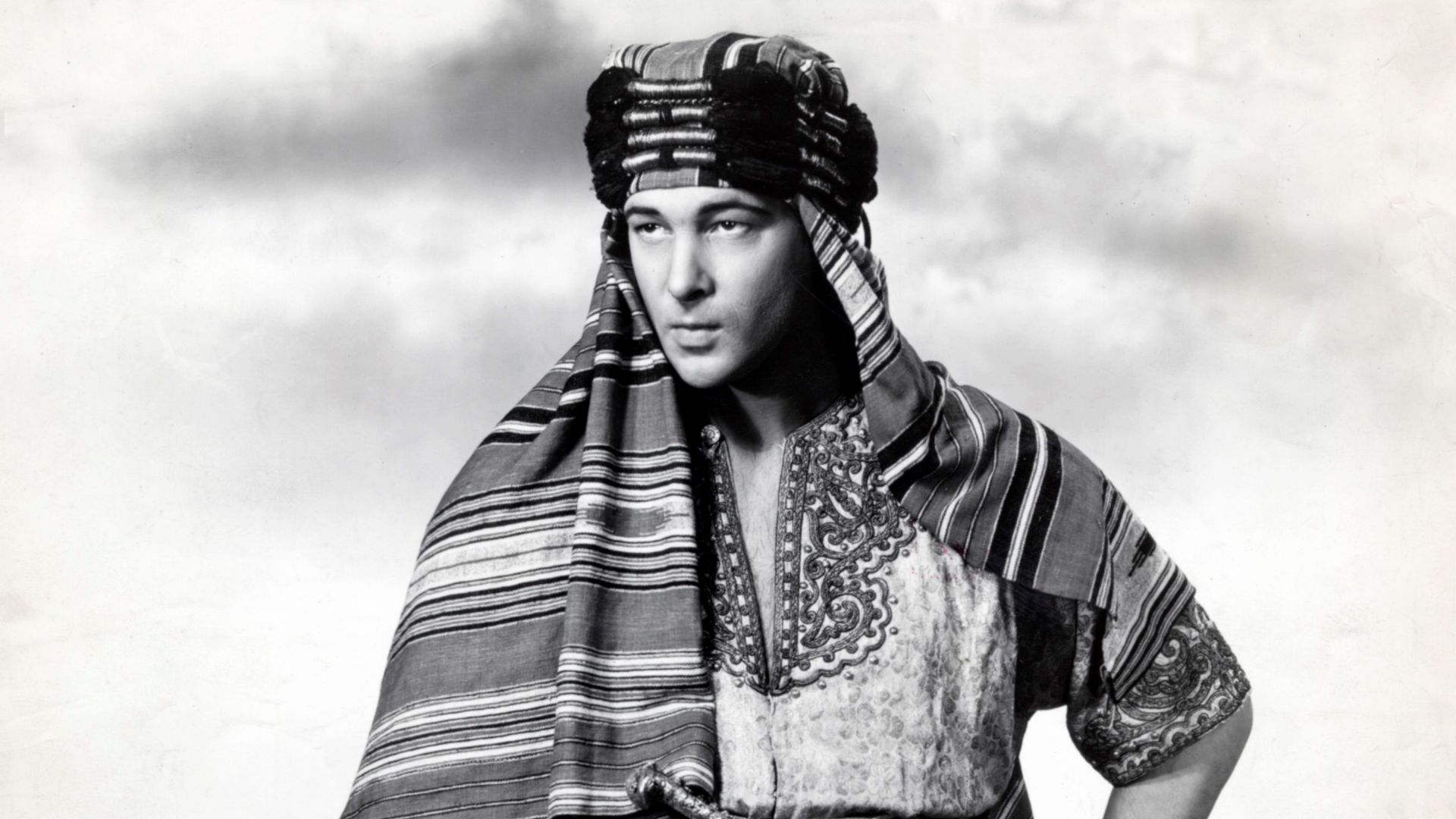 Omschrijving: Filmster Rudolf Valentino in Arabische outfit, jaren '20.