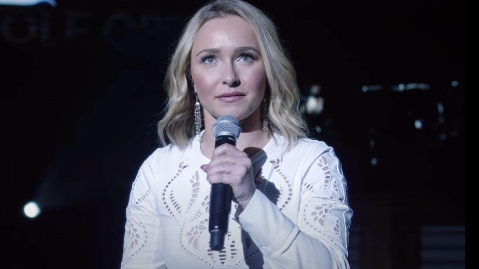 Screenshot: Hayden Panettiere holding a microphone and looking at side - From Nashville (Tv Series 2012/18)