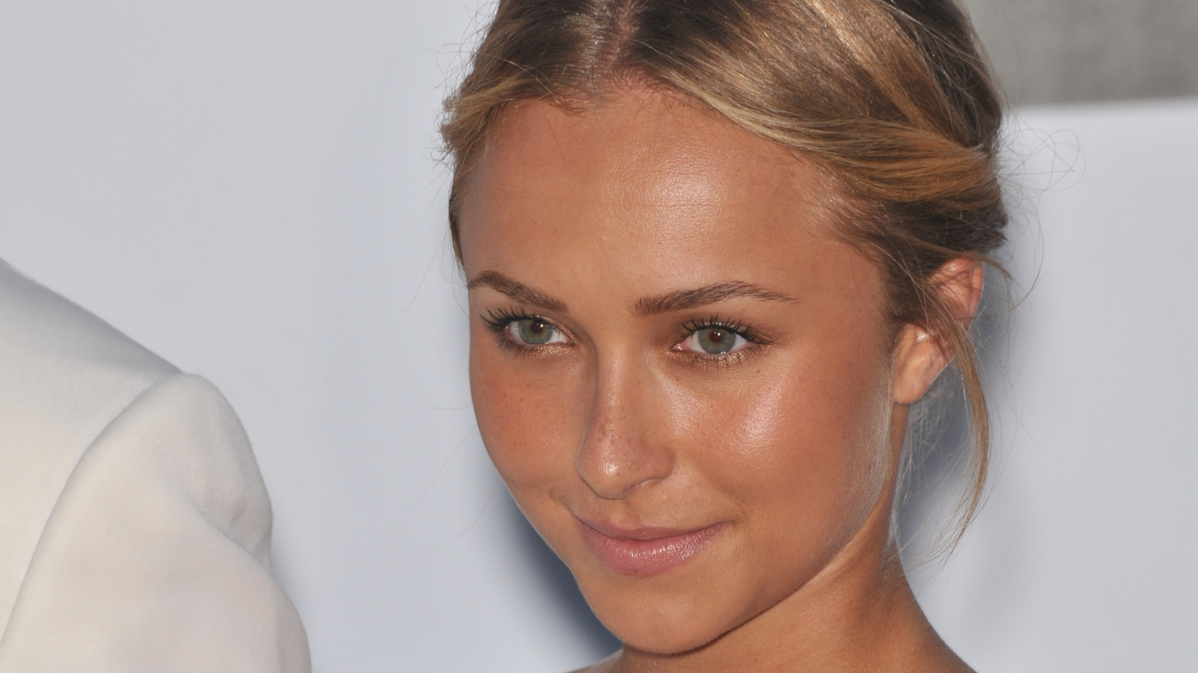 Hayden Panettiere wearing pink dress looking sad - 2009
