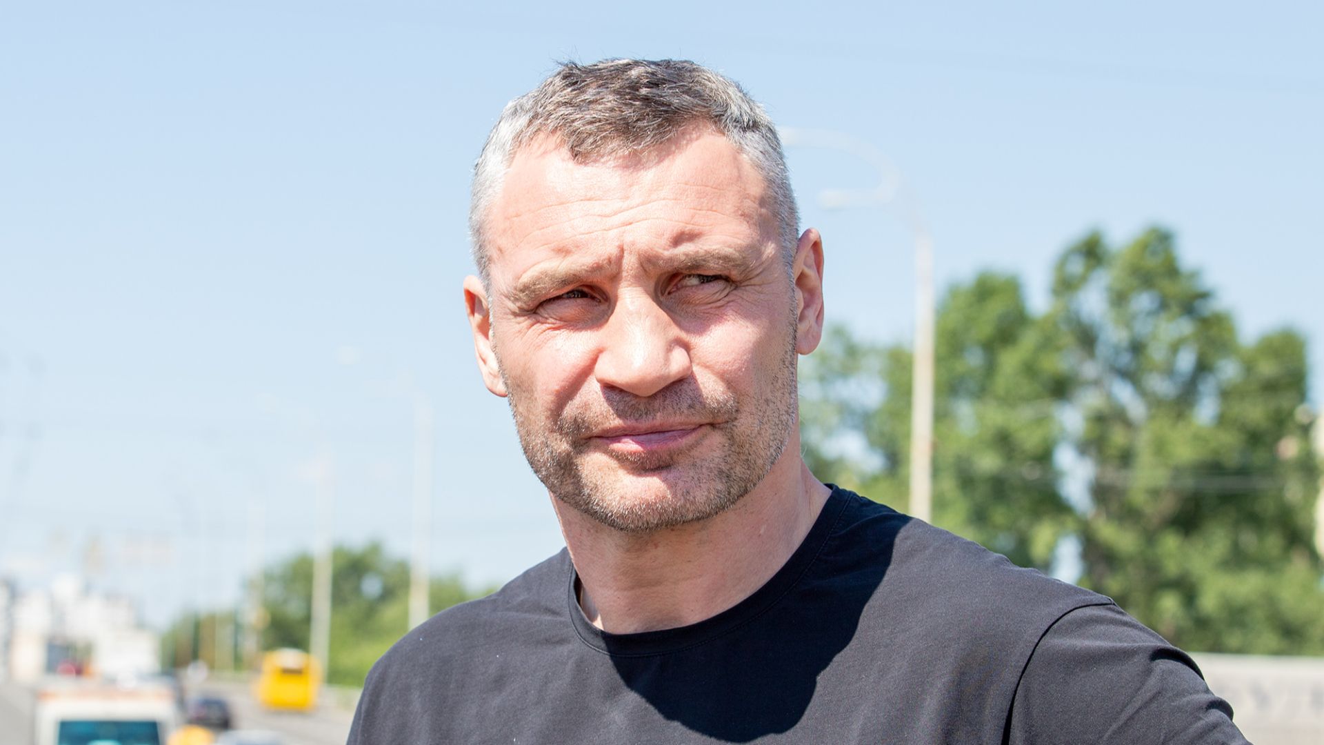 Мер Києва Віталій Кличко відкрив рух новим шляхопроводом на Оболоні – проїзд вулицею Полярною естакадою через Богатирську. Повністю завершити роботи на об’єкті і відкрити рух з'їздами зі шляхопроводу планують до осені цього року. А також зроблять ремонт п