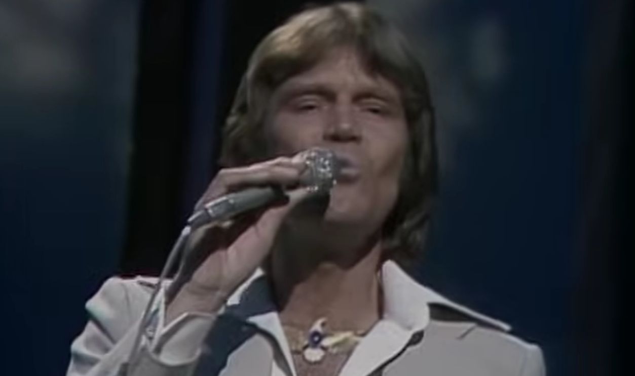 Screenshot from Southern Nights (1977)