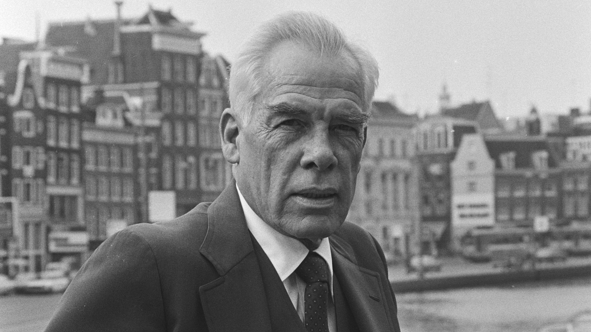 Collectie / Archief : Fotocollectie Anefo
Reportage / Serie : De Amerikaanse acteur Lee Marvin in Amsterdam
Beschrijving : acteurs, filmsterren, portretten
Datum : 16 september 1980
Locatie : Amsterdam, Noord-Holland
Trefwoorden : acteurs, filmsterren, po