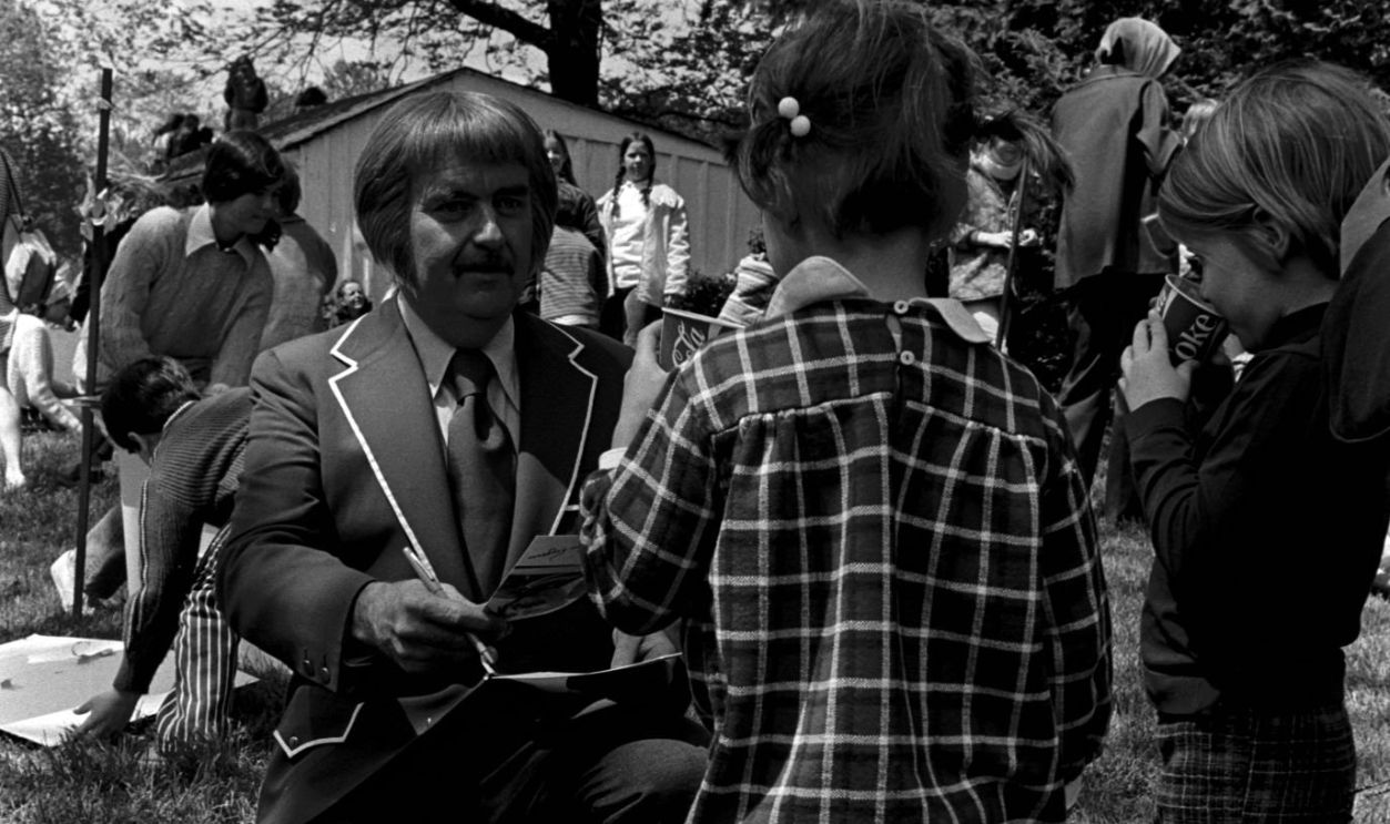 Captain Kangaroo (Bob Keeshan) entertains children during a charity pet show presented by the Kennedy family in McLean, Virginia, on May 5, 1973.